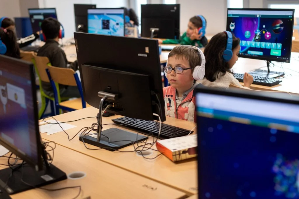 AI Tutors Enhance Learning by Encouraging Mistake Review in Math Education