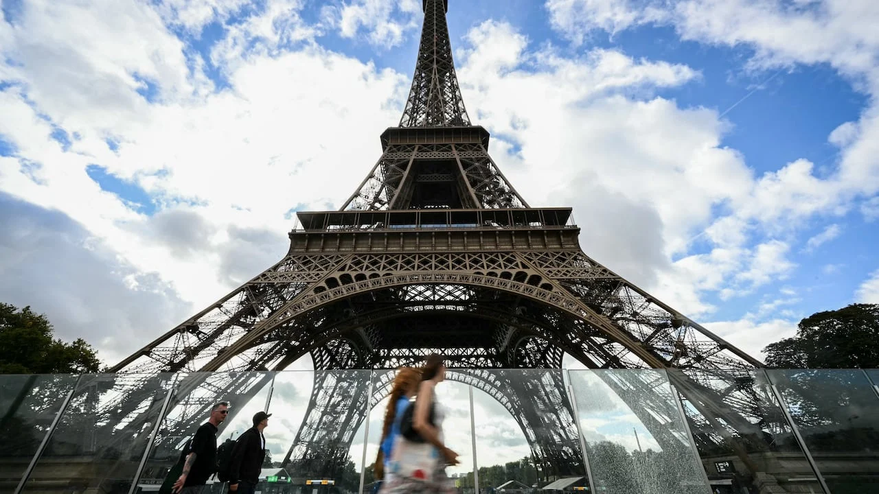 Investigation Launched After Gender Controversy During Hindu Group Visit to Eiffel Tower